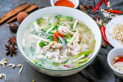 Pho Ga – Eine aufwendige Hähnchennudelsuppe